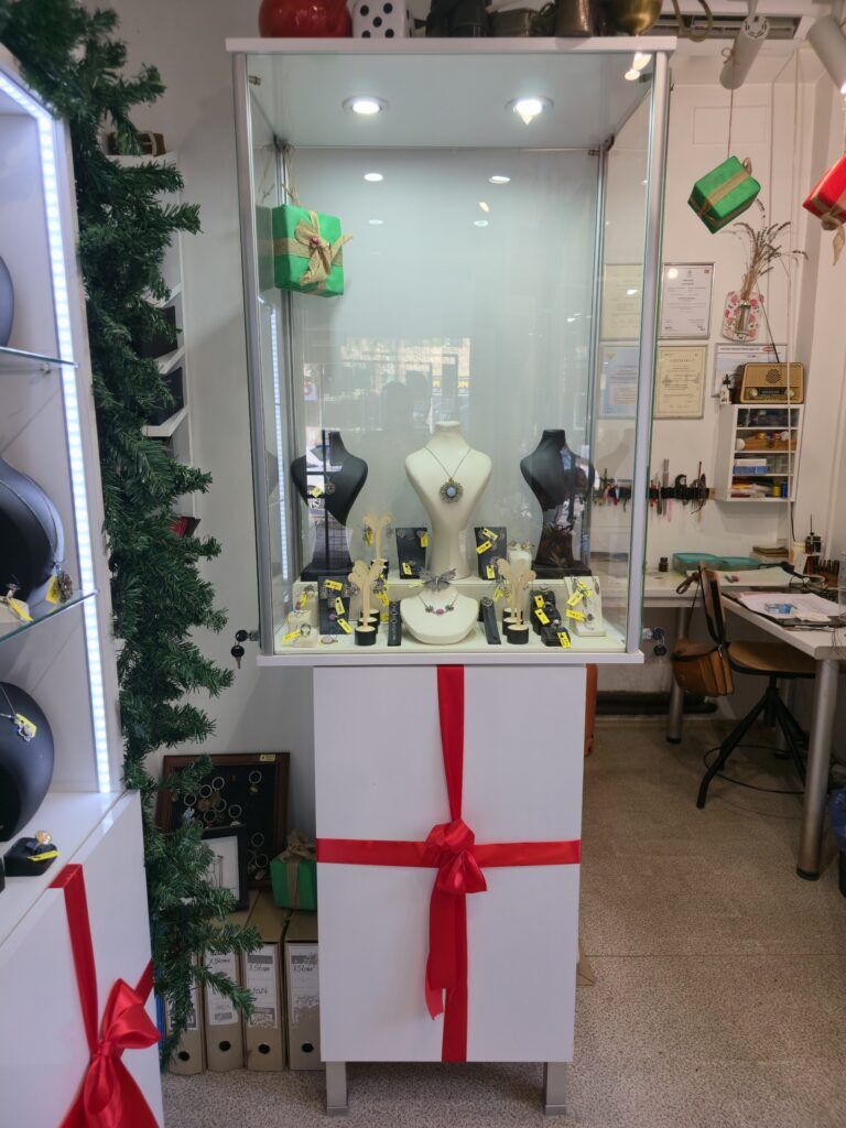 Се продава инвентар за изложување на накит. Витрини и кукли за накит. Цена сѐ заедно 3.000,00 евра или посебно витрини 1.500,00 евра, кукли 1.500,00 евра. Контакт: Кети 070 / 79 78 71